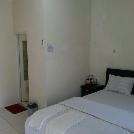 Hotel Dubai Sumenep Exteriör bild
